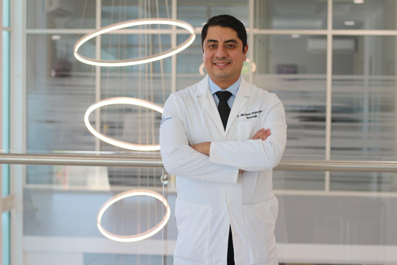 Dr. Julián Enríquez en consulta - Atención Neuroquirúrgica para Sur de Texas